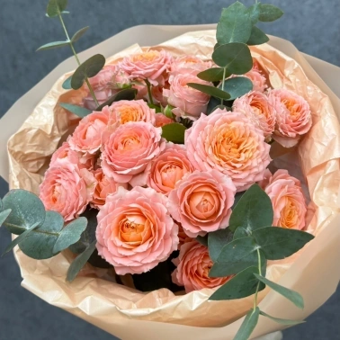 Букет из кустовых роз с эвкалиптом «Spray Rose»