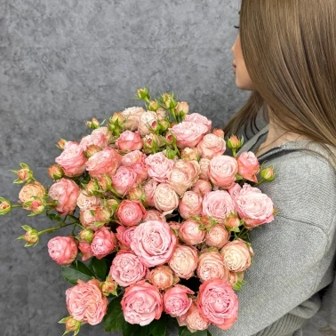 Букет из 25 розовых кустовых роз «Softness»
