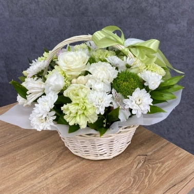 Композиция в корзине из роз и гвоздик «White Tenderness»