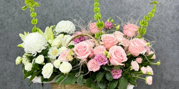 Композиция из кустовых роз «White‑pink»