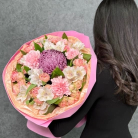 Нежный букет с диантусами и кустовой розой «Floral»