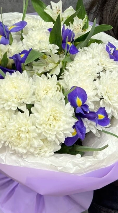Букет с хризантемами и ирисами «Purple Accent»