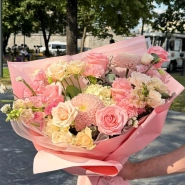 Авторский букет из роз и гортензии &laquo;Sweet&raquo;