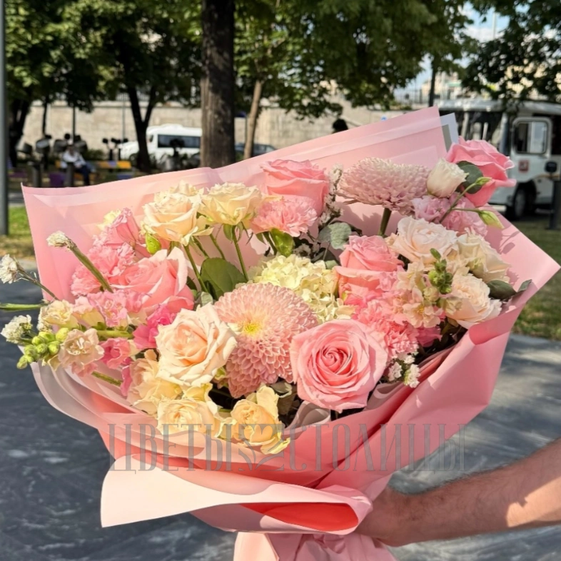 Авторский букет из роз и гортензии &laquo;Sweet&raquo;