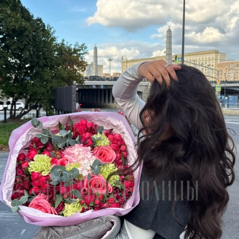 Сборный букет из альстромерий и роз &laquo;Bloom Mix&raquo;