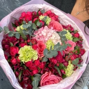 Сборный букет из альстромерий и роз &laquo;Bloom Mix&raquo;