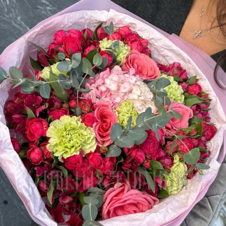 Сборный букет из альстромерий и роз &laquo;Bloom Mix&raquo;