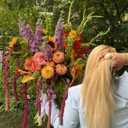 Авторский букет из георгин и подсолнухов &laquo;Golden dew&raquo;