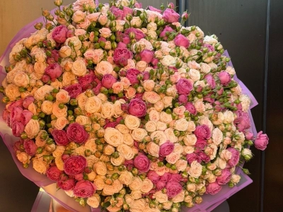 Букет из кустовых роз «Love in Bloom»