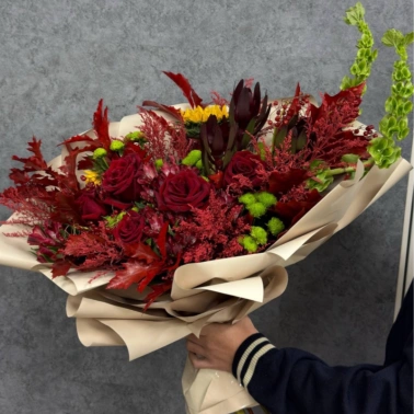 Авторский букет из роз и подсолнуха «Fiore Mio»