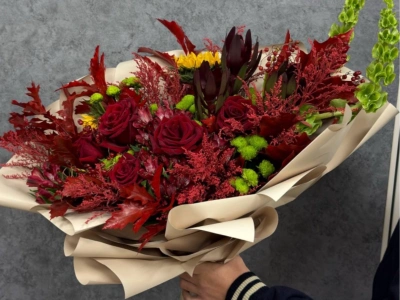 Авторский букет из роз и подсолнуха «Fiore Mio»
