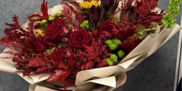 Авторский букет из роз и подсолнуха «Fiore Mio»