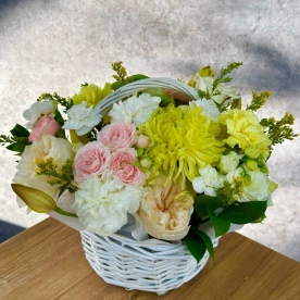 Композиция в корзине с хризантемой и розой «Floraura»