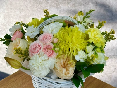 Композиция в корзине с хризантемой и розой «Floraura»