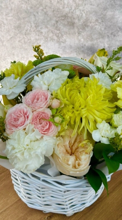 Композиция в корзине с хризантемой и розой «Floraura»