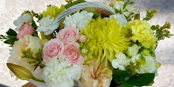 Композиция в корзине с хризантемой и розой «Floraura»