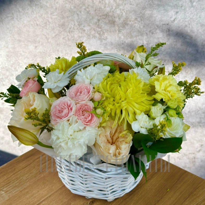Композиция в корзине с хризантемой и розой &laquo;Floraura&raquo;