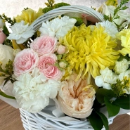 Композиция в корзине с хризантемой и розой &laquo;Floraura&raquo;